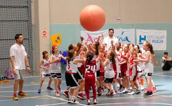 Un grupo pre mini disputa un balón gigante en un juego de la Copa Andalucía de Valorcesto .