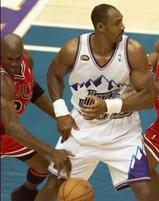 Michael Jordan le roba el balón a Karl Malone en la final de la NBA del 98