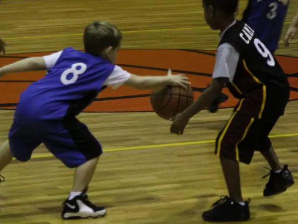 Un niño le roba el balón a otro. 5 claves para enseñar a robar el balón en baloncesto